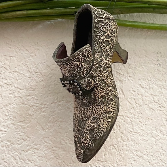 Pair of Vintage Ceramic Bootie Ankle Boots Shoe Ornaments - Picture 11 of 13